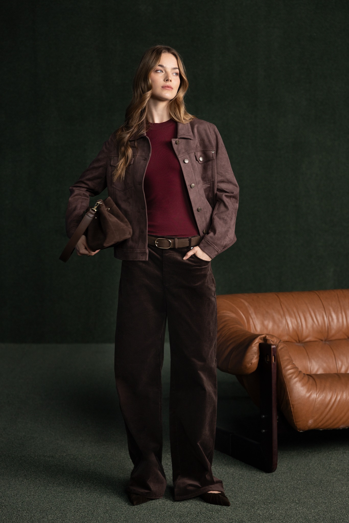 ⁨	Bold & deep 🤎🔥
כשהעונה מתקררת הצבע מתחמם, 
לוק עוצמתי ומדויק עבורך.
מגוון פריטים עד 50% הנחה, 
מחכות לך בחנויות ובמשלוח חינם בכל רכישה באתר.